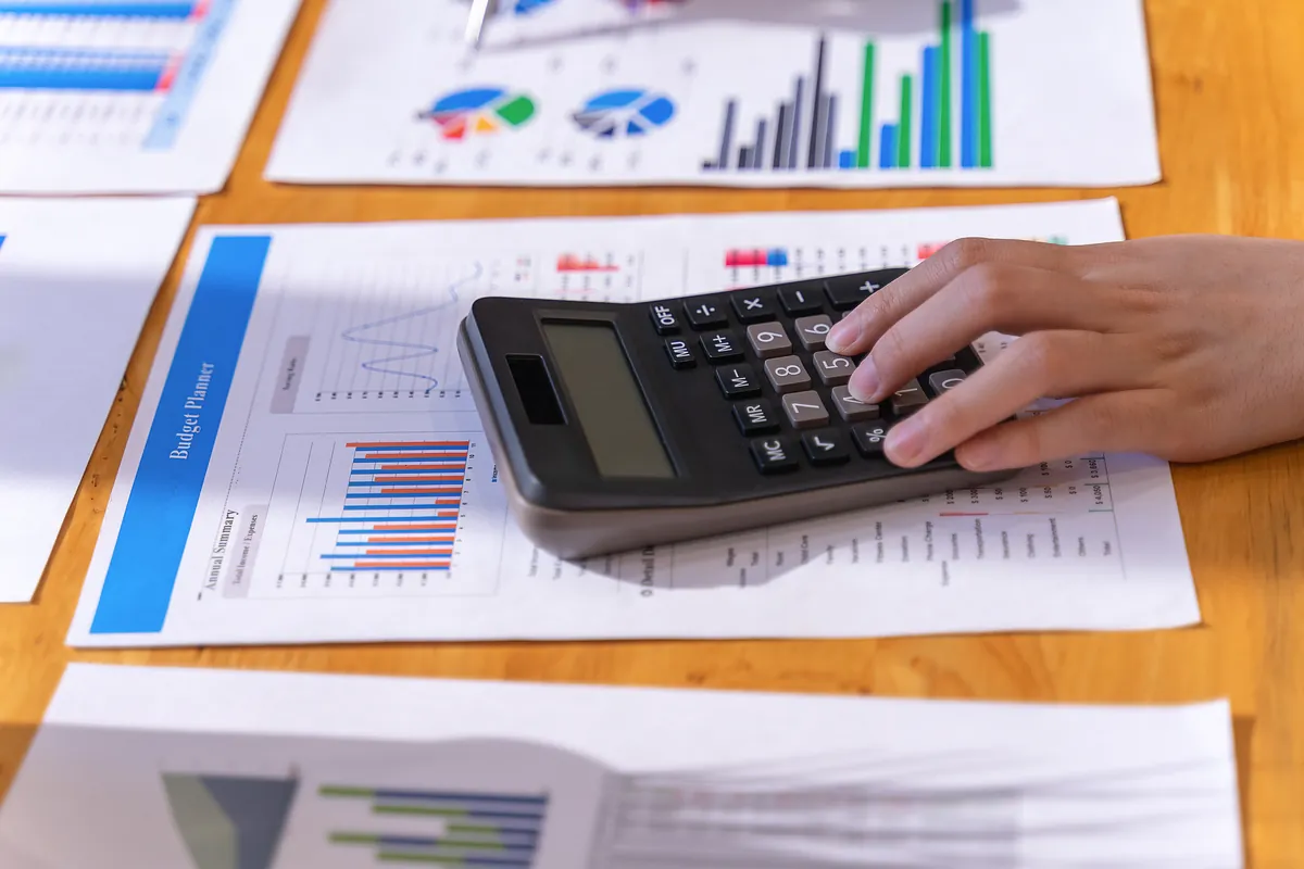 Contador analisando deduções do IRPF 2026 para empresários em Uberlândia MG